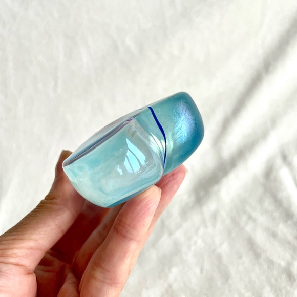 Heart-shaped Glass Paperweight - Picture 12 of 14